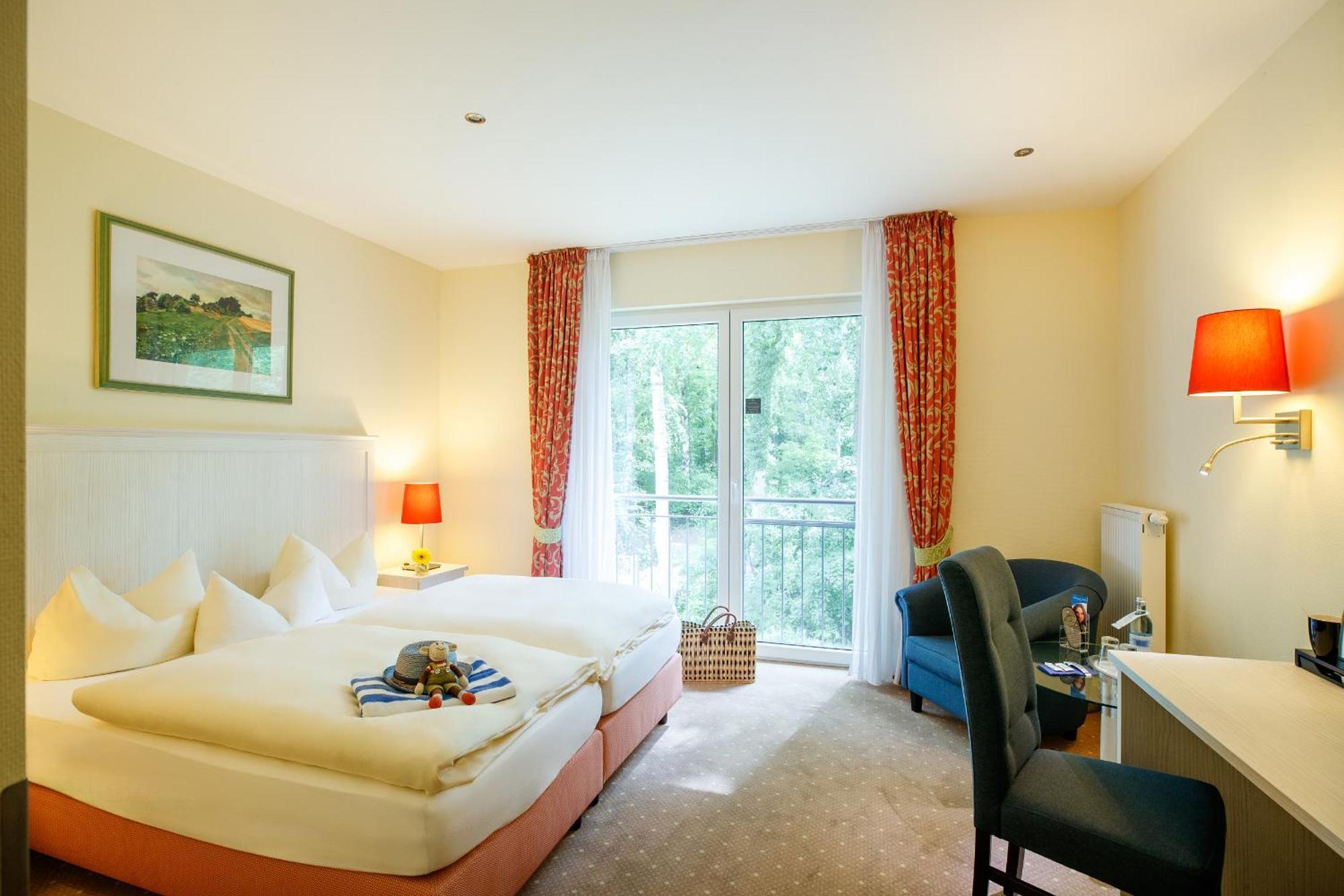 Double Room - Forest and Street Side,666160830:JPEG