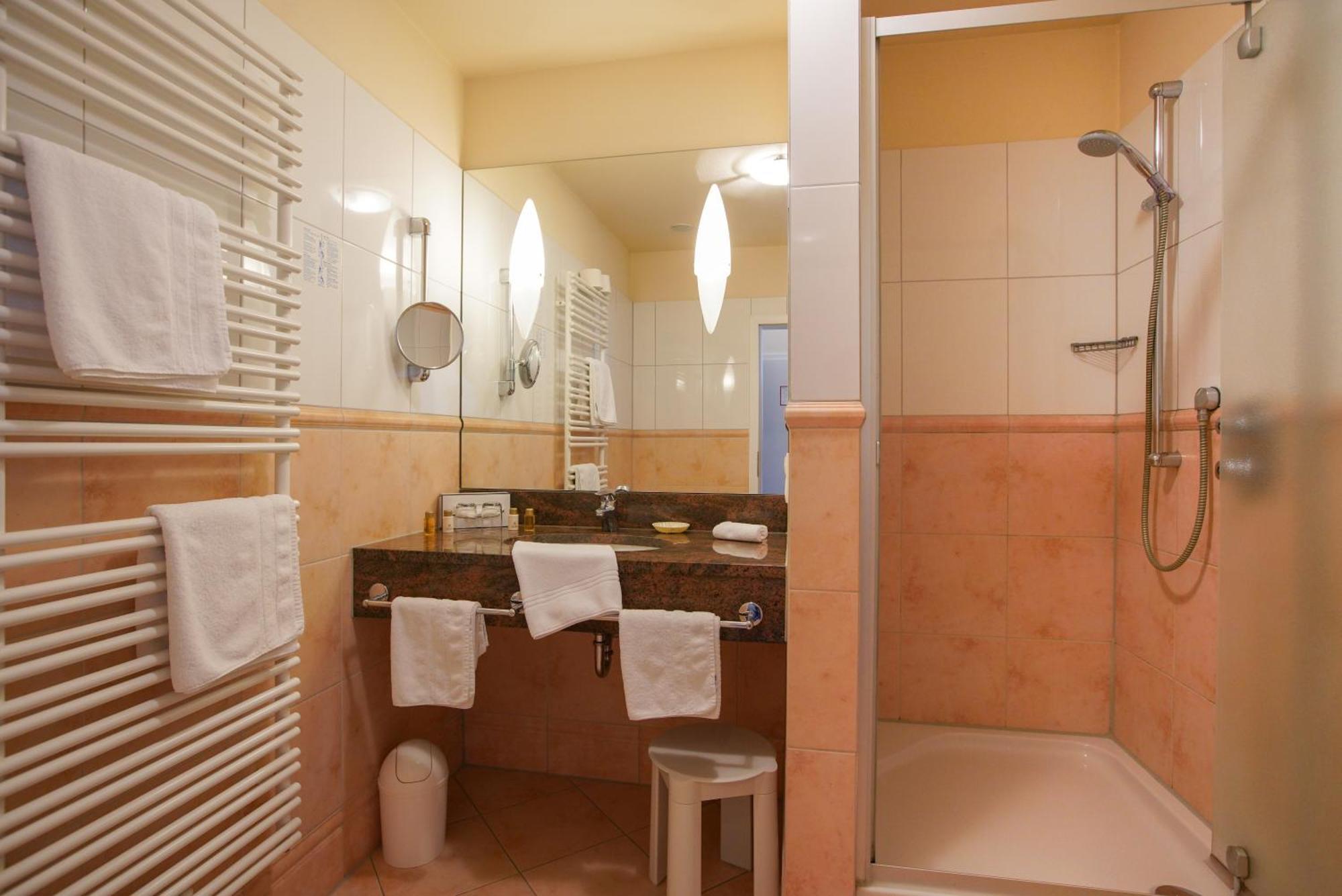 Double Room "Ostfriesenhof" no elevator - With a limited view