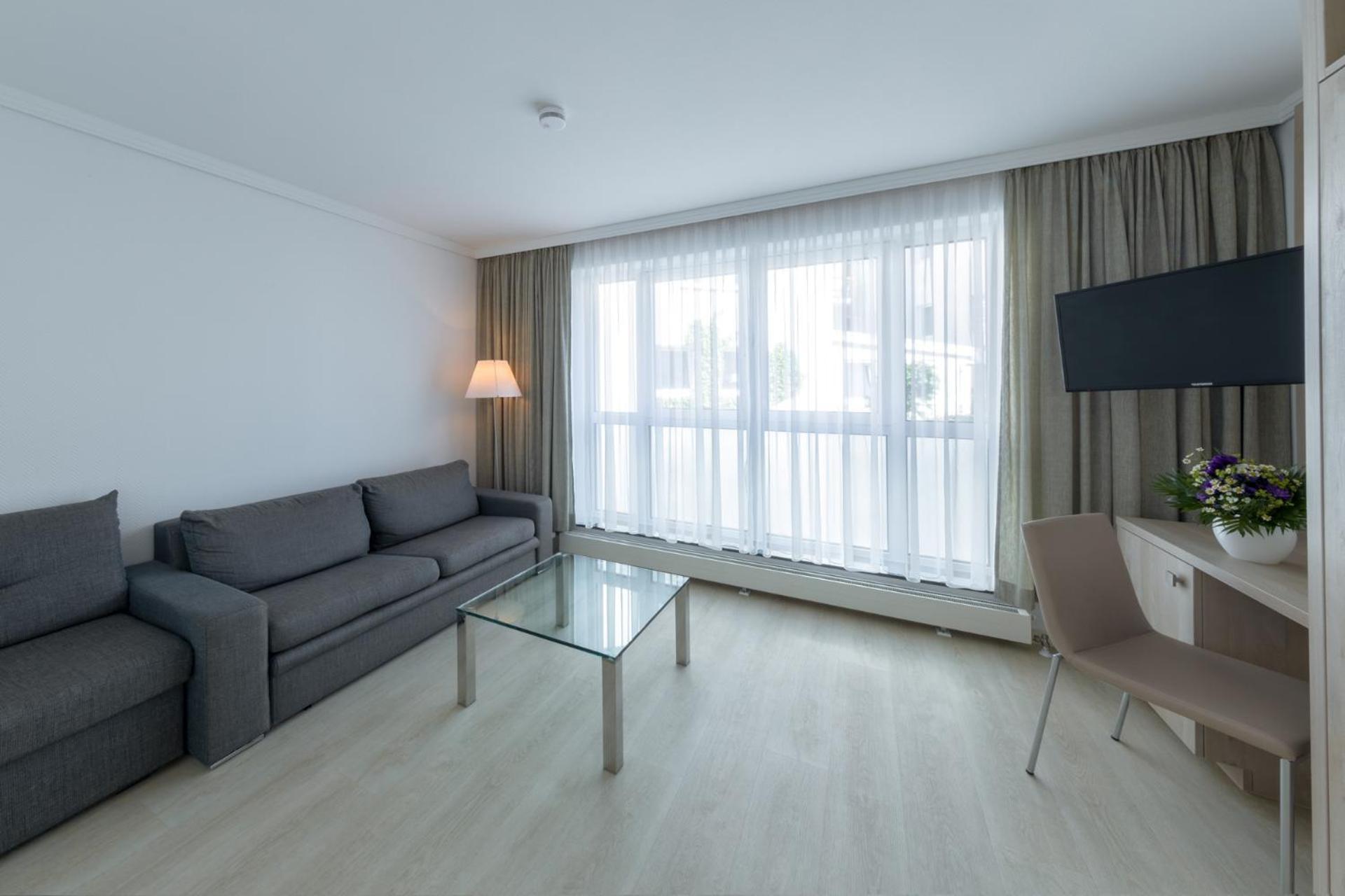 One-Bedroom Apartment Courtyard View