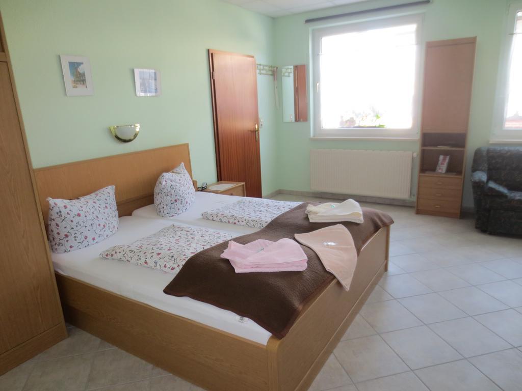 Großes Doppelzimmer mit Küchenzeile